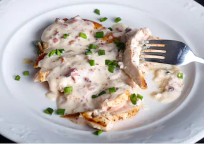 Pileći file u bijelom umaku